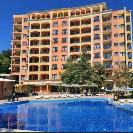 Park - Pool & Free Parking In Golden Sands Apartment