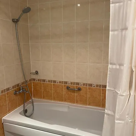Park - Pool & Free Parking In Golden Sands Apartment