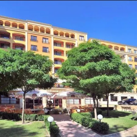 Park - Pool & Free Parking In Golden Sands Apartment